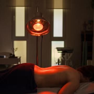Sesi terapi cahaya infrared di Rumah Sehat Bahtera Herbal
